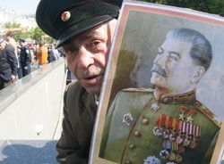 Ветеран Великої Вітчизняної війни прийшов на парад з нагоди Дня Перемоги з портретом Сталіна. Київ, 9 травня