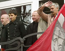 Лидер “Братства” Дмитрий Корчинский вместе со своими соратниками наблюдает за маршем коммунистов. Киев, 7 ноября