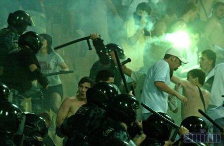Святкуючи перший гол у ворота ”Шахтаря”, фани ”Динамо” запалили декілька фаєрів, після чого їх атакували бійці ”Беркута”