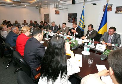 Ющенко називав присутніх ”мужніми людьми” та ”великими політиками”. Зібрання уважно слухало...