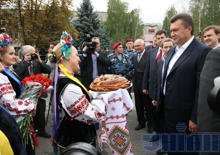 Януковича в Харькове встречали традиционным хлебом-солью и охапкой цветов. Цветы премьеру пригодились. Потом...