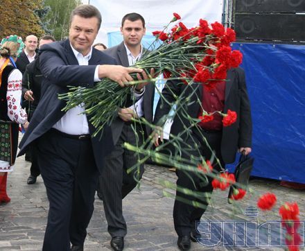 А потом началась новация. Янукович ощутил себя звездой шоу-бизнеса, и пошел забрасывать поклонников дареными цветами