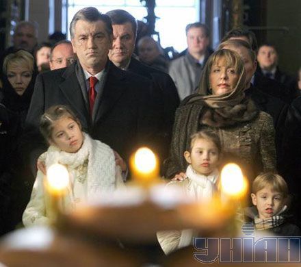 Президент Украины Виктор Ющенко с женой Екатериной, дочерьми Софиею и Христиной и сыном Тарасом