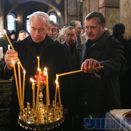 Первый вице-премьер-министр Украины, министр финансов Николай Азаров и министр обороны Украины Анатолий Гриценко