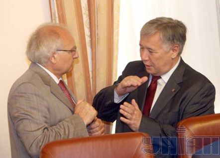 Министр обороны Юрий Ехануров и министр образования и науки Иван Вакарчук