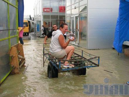 Із затопленого внаслідок повені базара у Чернівцях продавці рятувалися самотужки