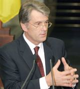 Ющенко говорит, что украинцы опять несут деньги банкам