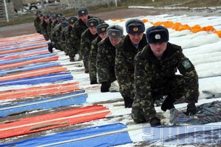 Солдаты 95-й аэромобильной бригады на показательных выступлениях на воздушно-десантном комплексе в Житомире