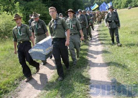 Пластуни несуть труну з останками вояка дивізії ”Галичина” та невідомого вояка під час церемонії перезахоронення 