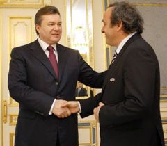 Виктор Янукович и Мишель Платини во время встречи в Киеве. 8 апреля Виктор Янукович и Мишель Платини во время встречи в Киеве. 8 апреля