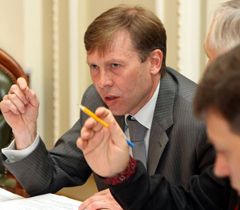 Сергій Соболєв під час засідання опозиційного
уряду в Києві. 8 квітня 
