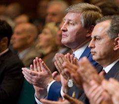 Рінат Ахметов і Борис Колесніков під час виступу Президента з  посланням до народу