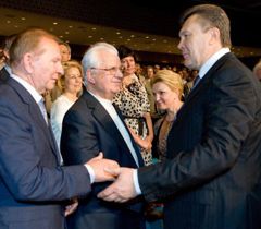 Президент вітає Кучму і Кравчука після закінчення свого виступу з 
посланням до народу. 3 червня 