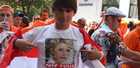 Нідерландські вболівальники пройшли Харковом у футболках «Free Yulia» 1339257139
