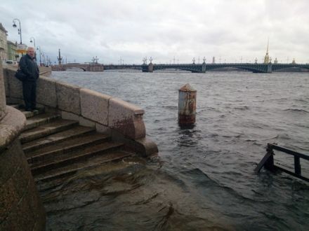 Уровень воды в Неве после шторма ”Святой Иуда” / Фото : Наталья Пьетра / rg.ru Уровень воды в Неве после шторма ”Святой Иуда” / Фото : Наталья Пьетра / rg.ru