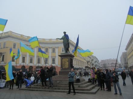 Евромайданы в Одессе и Киеве: на обоих находятся сотни одесситов
