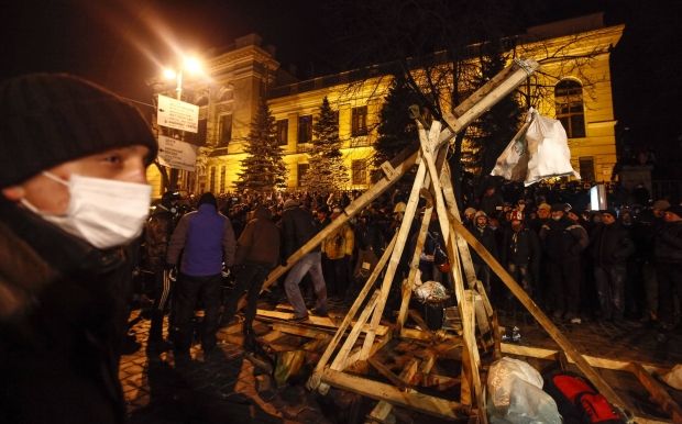 Мітингарі побудували нову катапульту / REUTERS