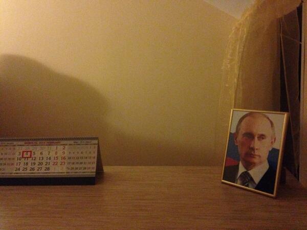 Не в усіх готелях є ресепшн, але в деяких номерах людей зустрічає портрет Путіна / Twitter