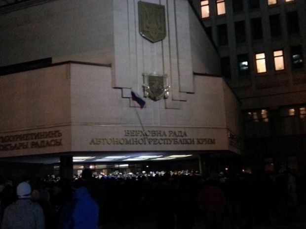  Российский флаг над крымским парламентом 