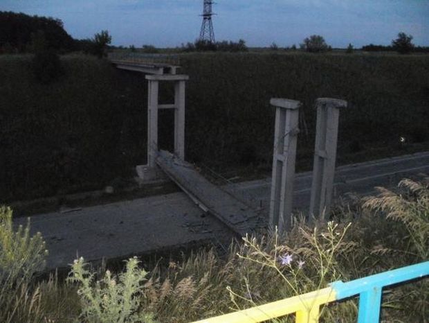 Пішохідний міст повністю зруйнований / фото Еспресо.TV. Пішохідний міст повністю зруйнований / фото Еспресо.TV.