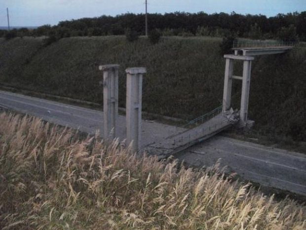 Терористи підірвали міст аби перекрити рух в Луганськ / фото Еспресо.TV. Терористи підірвали міст аби перекрити рух в Луганськ / фото Еспресо.TV.