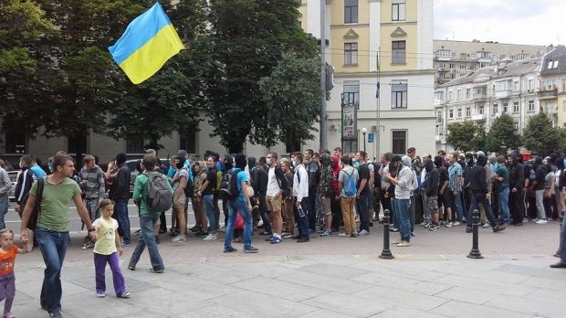 Киевскую Лавру штурмуют рейдеры или мирные демонстранты ? - фото 1