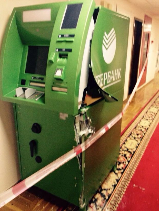 Раскуроченный банкомат в Думе