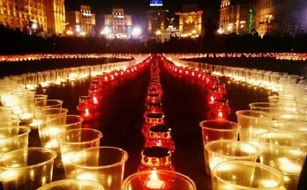 На Майдане образовали герб из более чем 6 тыс. свечей \ фото из соцсети