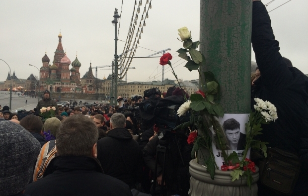 Москвичи несут к месту гибели Немцова лампадки и цветы / Фото УНИАН