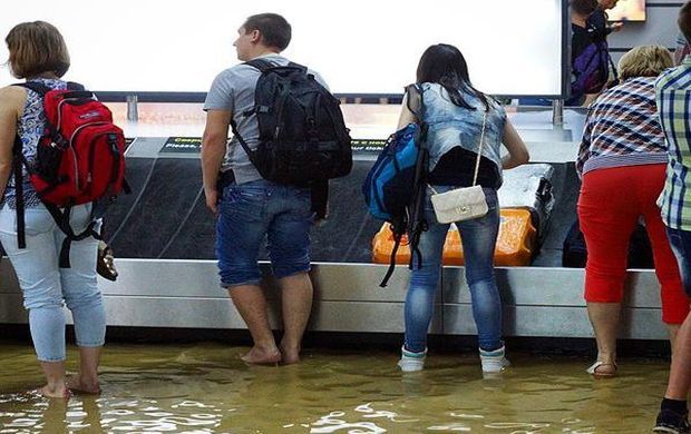 В Сочи аэропорт "ушел под воду" из-за чрезмерных осадков (фото)