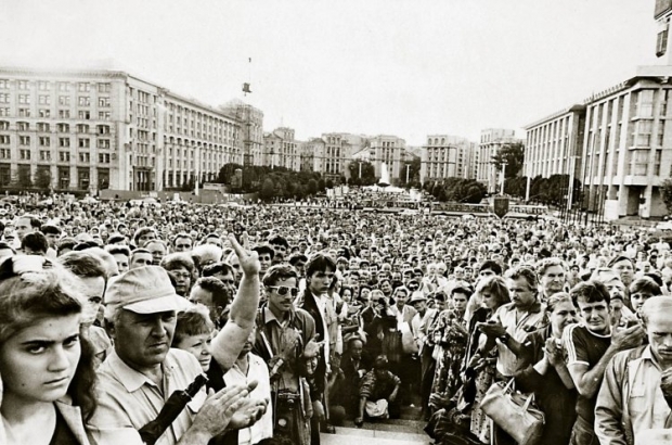 Митинг на площади Октябрьской революции (сейчас Майдан Незалежности) в поддержку Независимости Украины в Киеве в августе 1991г.