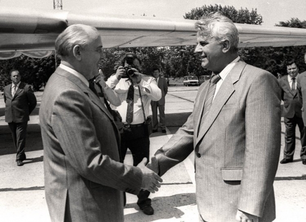 Президент СССР Михаил Горбачев пожимает руку Председателю Верховного Совета Украины Леониду Кравчуку в Борисполе 1991 г. 