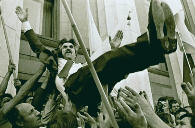  Люди подбрасывают кверху диссидента Левка Лукьяненко, приветствуя провозглашение Украины независимым государством, у здания парламента Украины в Киеве 24 августа 1991г