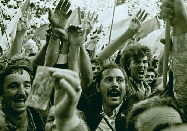 Люди радуются с провозглашением Украины независимым государством у здания парламента Украины в Киеве 24 августа 1991г. 