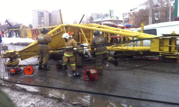 В Омске строительный кран упал посреди улицы, задавив четверых человек / omsk.sledcom.ru