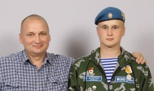 Николай Козлов с отцом. На груди у Николая — медаль 