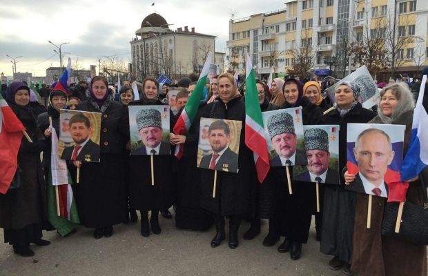 Урок политграмоты для народа Чечни: В Грозном проходит митинг в поддержку Рамзана Кадырова и против российской оппозиции. - фото 7