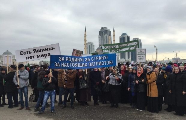 Урок политграмоты для народа Чечни: В Грозном проходит митинг в поддержку Рамзана Кадырова и против российской оппозиции. - фото 2