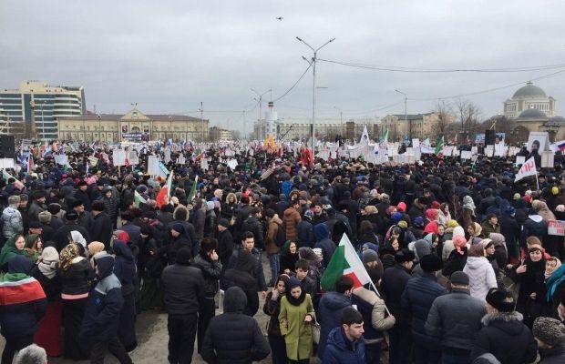 Урок политграмоты для народа Чечни: В Грозном проходит митинг в поддержку Рамзана Кадырова и против российской оппозиции. - фото 8