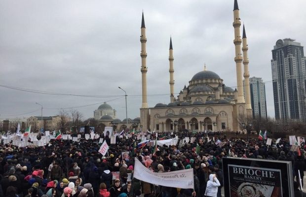 Урок политграмоты для народа Чечни: В Грозном проходит митинг в поддержку Рамзана Кадырова и против российской оппозиции. - фото 9