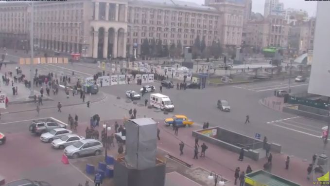 Частину шляху перегородили фотоспогадами / Українська правда Частину шляху перегородили фотоспогадами / Українська правда