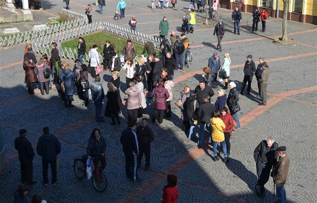 преподаватели и студенты ПТУ заблокировали депутатов Мукачевского горсовета, требуя выплат зарплат и стипендий / www.mukachevo.net преподаватели и студенты ПТУ заблокировали депутатов Мукачевского горсовета, требуя выплат зарплат и стипендий / www.mukachevo.net