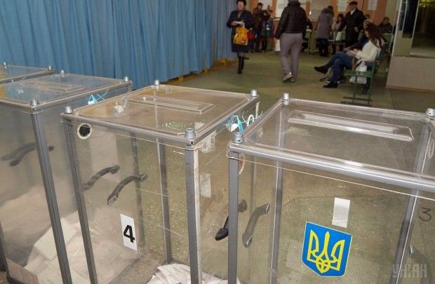 Члены одной из УИК взяли для проведения голосования на дому лишние бюллетени / Фото УНИАН Члены одной из УИК взяли для проведения голосования на дому лишние бюллетени / Фото УНИАН