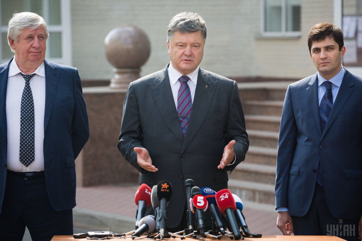 Віктор Шокін, Петро Порошенко і Давид Сакварелідзе / Фото УНІАН Віктор Шокін, Петро Порошенко і Давид Сакварелідзе / Фото УНІАН