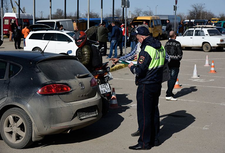 В Крым не пропускают автомобили с крымскими номерами украинской регистрации / фото РИА Новости В Крым не пропускают автомобили с крымскими номерами украинской регистрации / фото РИА Новости