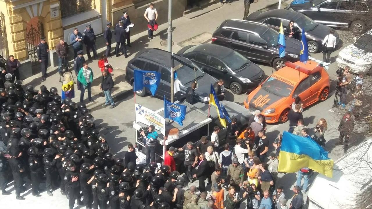 Під АП сталася чергова сутичка з протестувальниками / Irina Lisovaya Під АП сталася чергова сутичка з протестувальниками / Irina Lisovaya