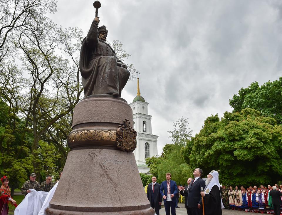 У Полтаві відкрили пам'ятник Мазепі / Фото facebook/poroshenko У Полтаві відкрили пам'ятник Мазепі / Фото facebook/poroshenko