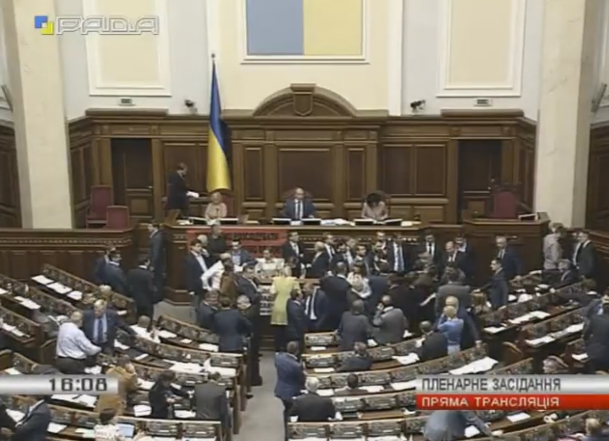 БПП намагається перешкодити блокуванню трибуни ВР фракцією Радикальної партії / канал БПП намагається перешкодити блокуванню трибуни ВР фракцією Радикальної партії / канал