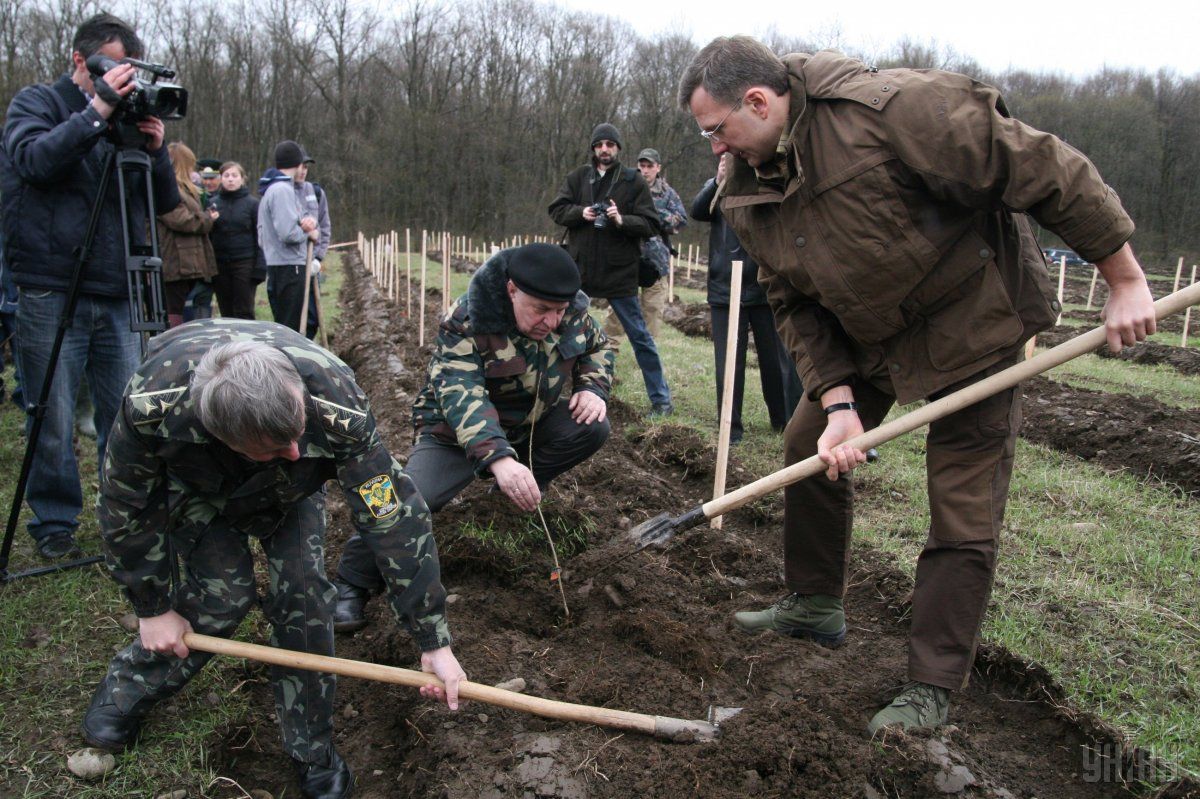 Колишній високопосадовець у змові зі своєю дружиною та іншими особами систематично одержували неправомірну вигоду / Фото УНІАН Колишній високопосадовець у змові зі своєю дружиною та іншими особами систематично одержували неправомірну вигоду / Фото УНІАН