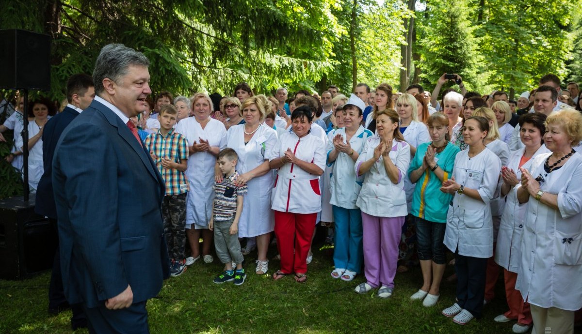 Президент України напередодні Дня медичного працівника, який відзначатиметься 19 червня, привітав медиків з професійним святом у "Головному військовому клінічному госпіталі" в Києві / Фото: УНІАН Президент України напередодні Дня медичного працівника, який відзначатиметься 19 червня, привітав медиків з професійним святом у "Головному військовому клінічному госпіталі" в Києві / Фото: УНІАН
